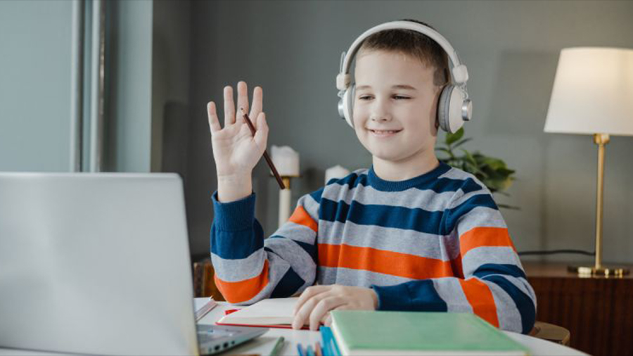 تشویق به همکاری و بحث گروهی